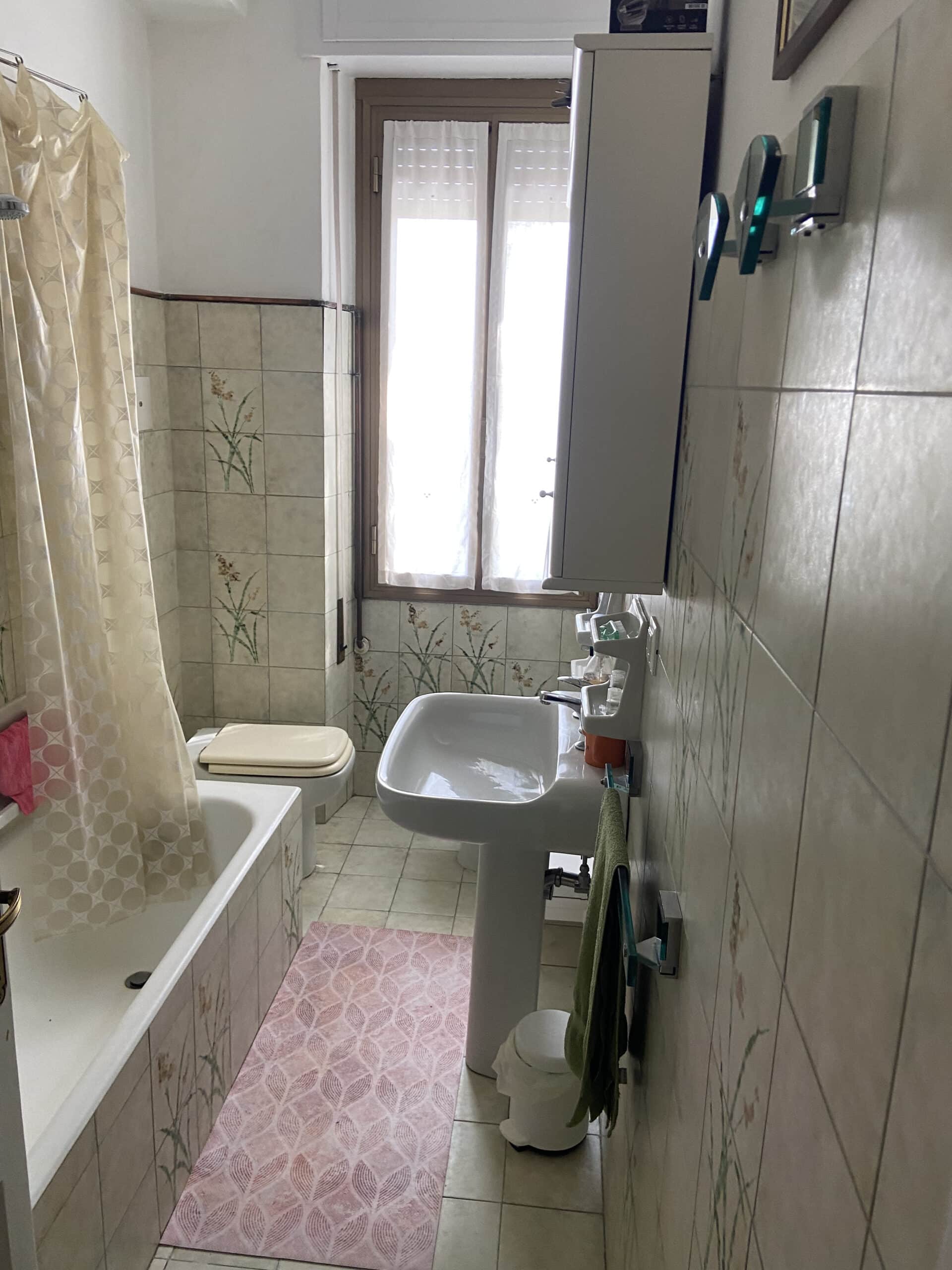 Bagno con vasca-doccia e asciugacapelli